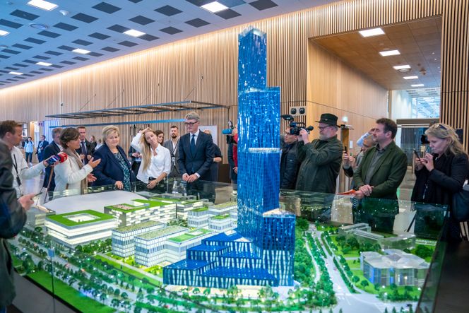Statsminister Erna Solberg, konsernsjef Øyvind Eriksen i Aker (t.h.), administrerende direktør Nina Jensen i REV Ocean og ordfører Lisbeth Hammer Krog i Bærum kommune (tv) ser på en modell av den 200m høye bygningen til Kjell Inge Røkke som skal en gang skal huse World Ocean Headquarters (WOH), et verdensledende havsenter, på Fornebu. Foto:  Heiko Junge / NTB scanpix