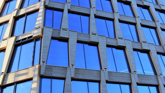 Fasade-elementene står speilvendt mot hverandre fra etasje til etasje. Foto:  Knut Bjørheim