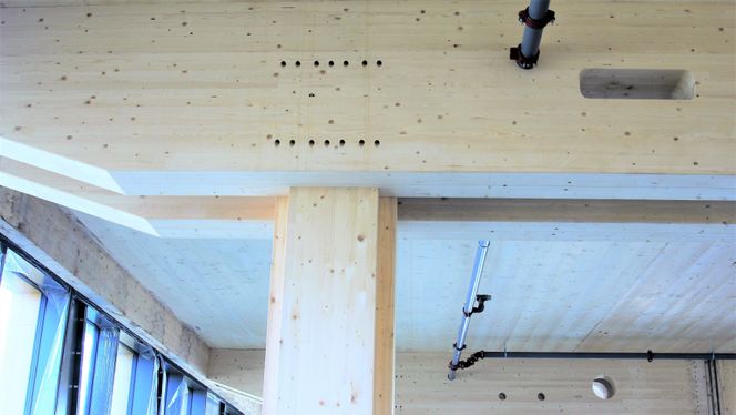 De forborete hullene til rør og andre gjennomføringer gir lite rom for slakk. En minste skjevhet i monteringen, og rørene vil kile seg fast. Foto:  Knut Bjørheim