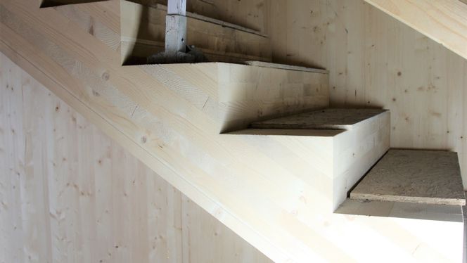 Å lage trapper av krysslimte treplater er en jobb for maskiner. Store maskiner. Foto:  Knut Bjørheim