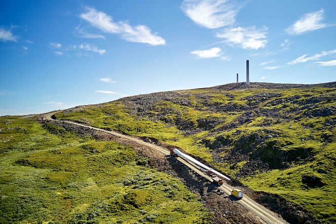 Lang last: De 61,7 meter lange bladene fraktes inn med spesialtransport. Foto: Torgeir Sørensen/TS Foto