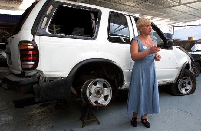 Explorer: Elizabeth von der Brelje foran vraket av hennes Ford Explorer, som rullet rundt i Venezuela da Firestone-dekket eksploderte. Foto:  KIMBERLY WHITE/Scanpix