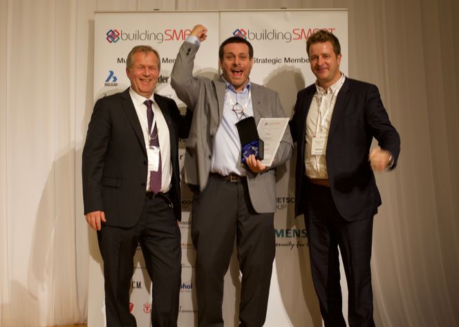 Team-T vant design-pris på Buildingsmart International Awards 2018 i Tokyo. F.v: Ole Kristian Paulsrud (Avinor), Bjørnar Markussen (Aas-Jakobsen) og Morten Ræder (Nordic Office of Architecture) Foto:  Nordic Office of Architecture