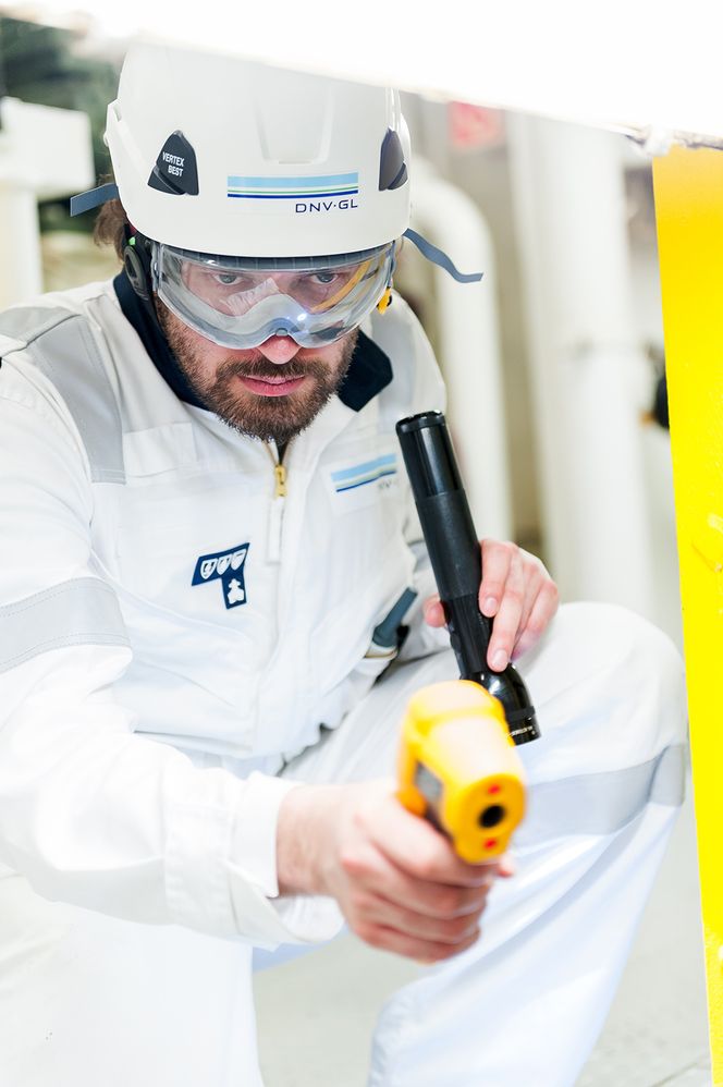 DNV GLs inspektører gjør viktig datafangst med støtte fra droner og sensorer, men mennesket som er fortsatt den viktigste faktoren. Foto: DNV GL