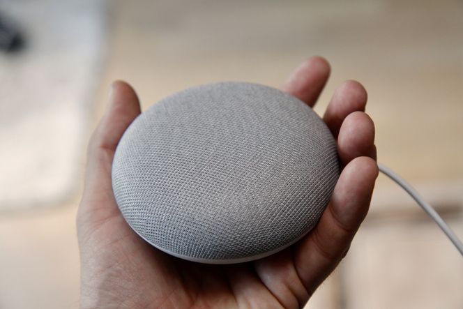 Google Home Mini er såpass liten at det burde være lett å plassere den ute av syne. Foto: Kurt Lekanger