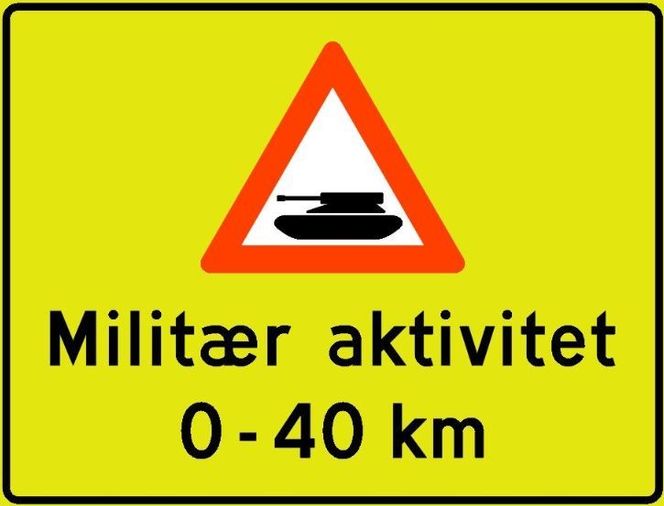 Dette skiltet varsler at man er på vei inn i et større område med militær aktivitet. Illustrasjon: Vegdirektoratet
