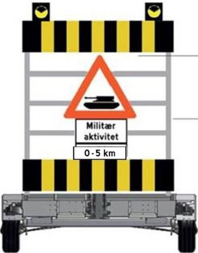 Dette skiltet setter Forsvaret opp der den militære aktiviteten foregår. Illustrasjon: Vegdirektoratet
