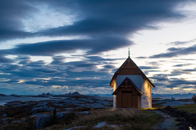 Petter Dass kapellet har fått fasadebelysning. Foto: Terje Kolaas