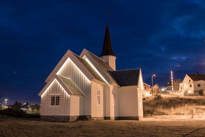 Træna kirke har fått et lyssettingsprogram. Foto: Bertine Tønseth