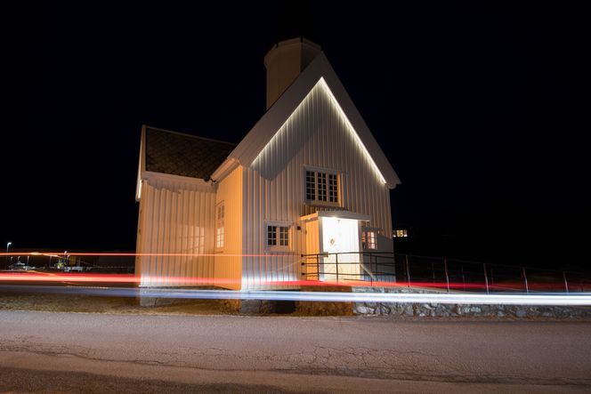 Træna kirke har blitt lyssatt med lyskastere. Foto: Bertine Tønseth