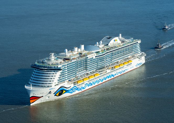 AIDAnova fulgt av taubåter på vei til kai i Eemshaven. Foto:  AIDA