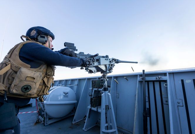 Besetning skyter med 12,7 mm på KNM Otto Sverdrup utenfor Trøndelagskysten under Nato-øvelsen Trident Juncture 2018. Foto:  Gorm Kallestad/NTB Scanpix