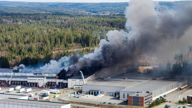 ASKO-brannen 10. april 2017 i Vestby: I etterkant omtalt TU uenighet mellom brannvesenet og solcelle-leverandøren om hvorvidt solcellene på taket utgjorde en ekstra risiko for brannvesenet. Bygget ble totalskadet etter at en truck tok fyr. Foto: Hans O. Torgersen/ NTB scanpix