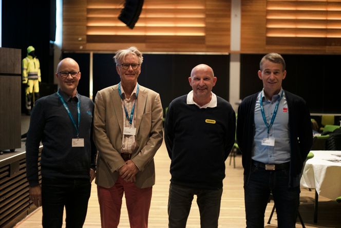 De nominerte, fra venstre: Anders Mathisen (Statnett), Prisutdeler Jens O. Gran (Standard Norge), Oddbjørn Granlund (Ramirent) og Knut Arne Johnsen (Veidekke Bygg AS). AAK Safety og Can er ikke representert på bildet. Foto:  Ovidia Eriksen