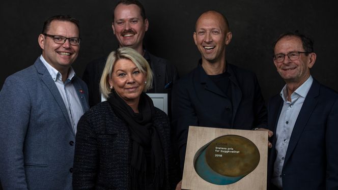 Statens pris for byggkvalitet overtar for den Byggskikksprisen, som har ligget i dvale en stund. Fra venstre: Ulsteinvikordfører Knut Erik Engh, kommunal- og moderniseringsminister Monica Mæland, distriktssjef Vidar Wåge Hansen fra Peab K. Nordang, arkitekt Espen Pedersen fra Lund og Slaatto Arkitekter og juryformann Erling Lae. Foto: Fredrik Myhre