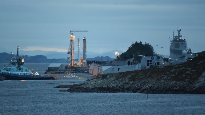 Redningsarbeidet er i gang, og man forsøker nå å hindre at Fregatten KNM Helge Ingstad synker etter en kollisjon med en tankbåt ved Stureterminalen i Øygarden. Foto: Marit Hommedal/NTB Scanpix