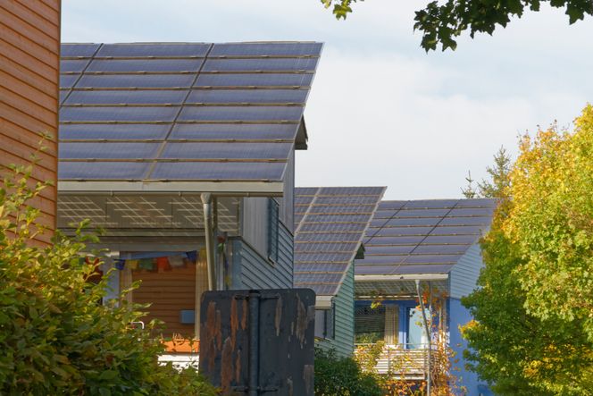 Enkelte av de nyeste byggene er plusshus, som produserer mer energi enn de bruker. Foto:   Joachim Seehusen