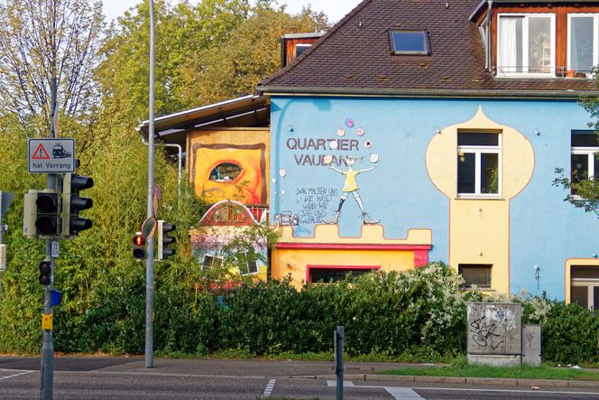 Vaubanere vil ikke være som alle andre. På husveggen ut mot en sterkt trafikkert vei langs utkanten av bydelen er det markert med en strofe fra den tyske oversettelsen av Astrid Lindgrens «Her kommer Pippi Langstrømpe» - for å markere at vi gjør verden slik vi vil. Foto:   Joachim Seehusen