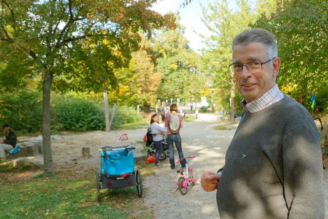 Prosjektleder Roland Veith foran en av flere samlings- og lekeplasser. Han forteller at i tillegg til å være en «minipark» med lekeanlegg og felles grill er de utformet på en måte som bidrar til utskifting av luft. Et viktig element om sommeren – Freiburg er den byen i Tyskland med flest soltimer og det kan bli svært varmt om sommeren. Alle lekeplassene er tilpasset barn av forskjellig alder – etter foreldrenes ønsker og forslag. Foto:  Joachim Seehusen