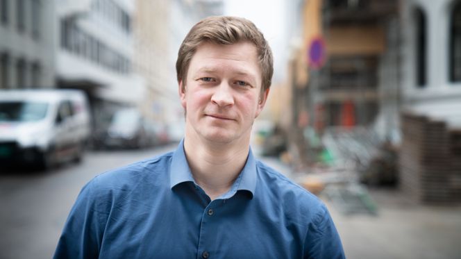 Rasmus Bøckman er ansvarlig for fjernvarme i Longyearbyen Lokalstyre. Han kan bli nødt til å forby solceller og vindturbiner - noe han egentlig ønsker seg mer av. Foto: Eirik Helland Urke