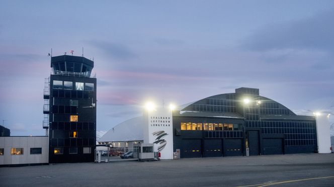 Tårnet og en hangar på Svalbard lufthavn, Longyear. Foto:  Eirik Helland Urke
