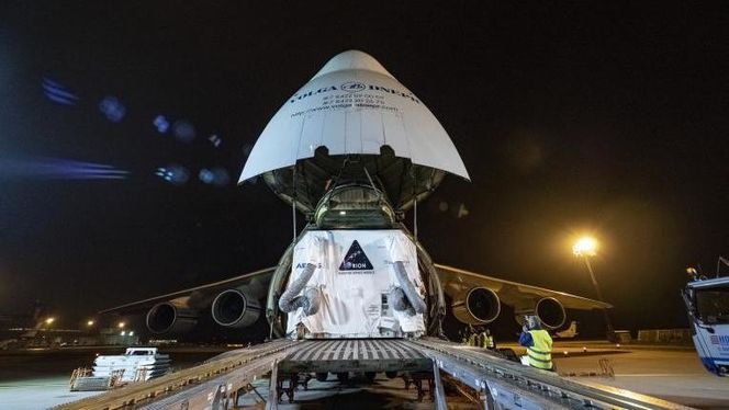 Bildet viser at European Service Module til NASAs Orion-romkapsel blir lastet inn på et fly i Bremen i Tyskland forrige mandag for å bli fløyet til Kennedy Space Center i Florida. Servicemodulen skal i første omgang sørge for manøvreringen i rommet, og sette Orion i kretsløp rundt Månen. Neste generasjon vil også skulle levere oksygen og vann til astronautene. Dette er første gang NASA benytter seg av et europeisk bygd system til en så viktig del av et romprogram. Servicemodulen er konstruert av ESA, og bygd av Airbus. Foto: NASA/Rad Sinyak
