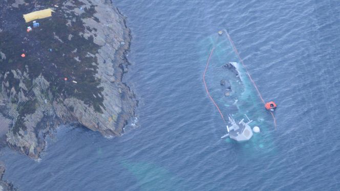 KNM Helge Ingstad ligger nesten helt under vann etter at flere vaiere som har stabilisert skipet, har røket. Foto: Kystverket/NTB Scanpix