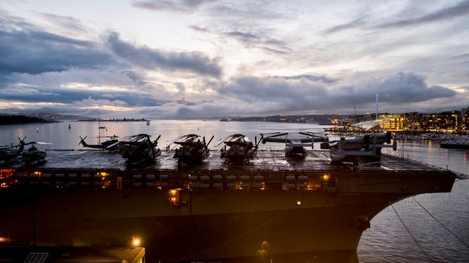 USS Iwo Jima ligger til kai ved Akershus festning med helikoptre på dekk. Foto:  NTB Scanpix