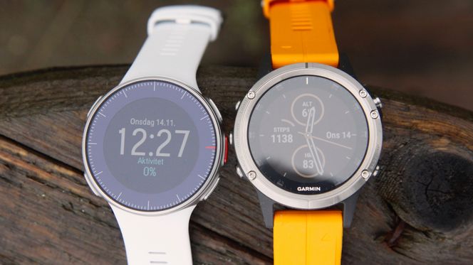 Polar Vantage V (til venstre) ved siden av konkurrenten Garmin Fenix 5x Plus. Foto:  Kurt Lekanger