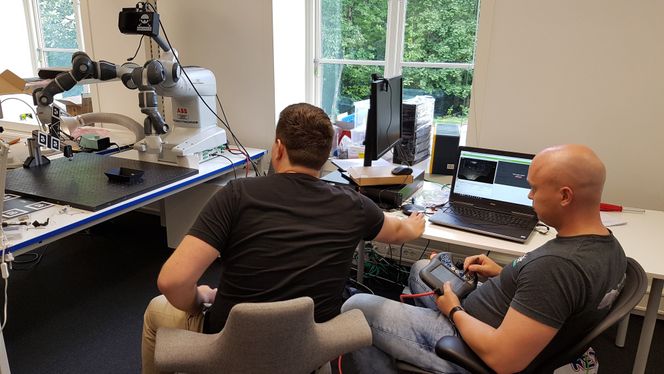 Testing: 2/3 av de ansatte i selskapet er ingeniører. Her tester de en robot som er utstyrt med Zivids dybdesyn. Foto: Zivid