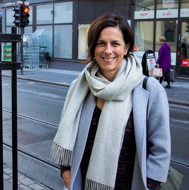 Arkitekt Kirsten Haggart har tegnet flere store trebygg sentralt i London. At tre er lettere enn betong, gjør at de kan settes opp flere steder. Foto:  Knut Bjørheim