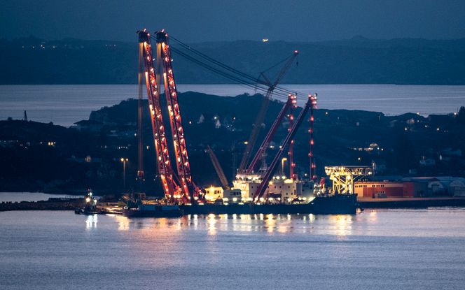 "Gulliver" skal bidra til å løfte KNM "Helge Ingstad" opp av vannet. Nå ligger den til kai ved Hanøytangen på Askøy. Foto: NTB Scanpix