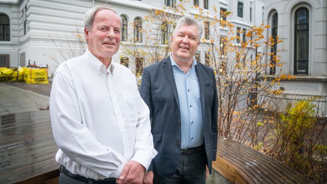 Harald Hesselberg i Norconsult og Tore Woll i Energigass Norge har skissert et opplegg for hvordan Longyearbyen kan få en energiforsyning basert på flytende naturgass, LNG. Foto: Eirik Helland Urke