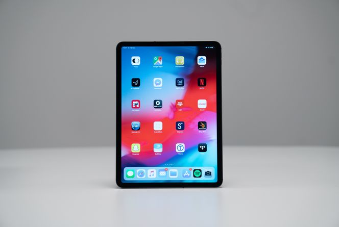 Helt nytt: Apples nye iPad Pro 11-tommer har fått tynne rammer i topp og bunn. Det betyr at fingertrykkleseren er borte, men ansiktgjenkjenningen og et modifisert grensesnitt gjør jobben ypperlig. Foto: Eirik Helland Urke
