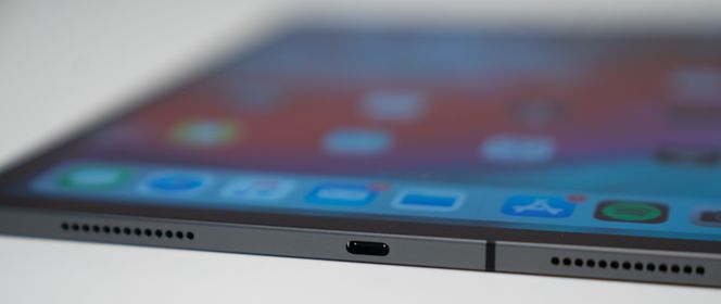 USB-C: Apple har for første gang tatt i bruk USB-C i et nettbrett, akkurat som de har gjort i MacBook. Man skulle tro det var et slag for standardisering, men vi klarte ikke å lade brettet med annet enn Apples lader og USB-C-kabel. Så da så. Foto: Eirik Helland Urke