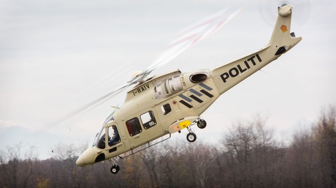Det ble dratt godt på da det kommende norske politihelikopteret var i lufta for første gang. Foto:  Per Erlien Dalløkken