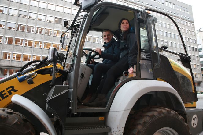 Byråd Kjetil Lund (AP) for næring og eierskap og byråd Lan Marie Nguyen Berg (MDG) for miljø og samferdsel prøvekjører en fem tonns annleggsmaskin fra Renovasjonsetatens anlegg på Ryen for å vise fram det som neste år skal bli et utstillingsvindu for utslippsfri byggeplass i Oslo. Foto:  Heidi Sævold