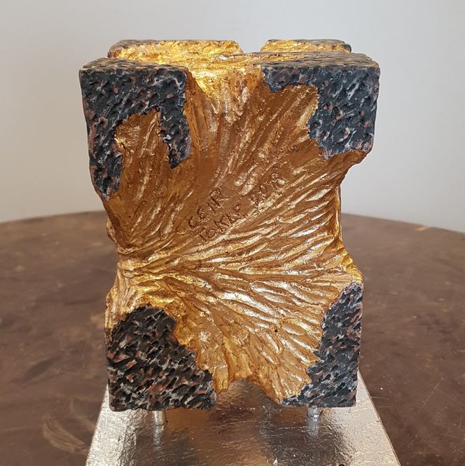 Keramiker Geir Tokle har laget det nye troféet til Norwegian Tech Awards. Det er laget i leire, brent, slipt og forgylt. Foto: Tore Stensvold
