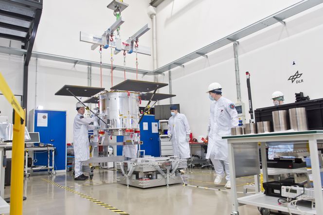Cropis-satellitten blir testet før den sendes til avfyringsrampen.  Foto:  DLR