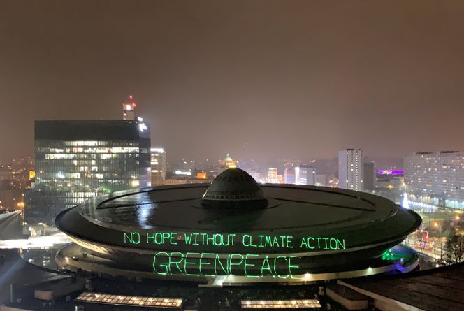 Her i Katowicei Polen finner klimaforhandlingene COP24 sted. Greenpeace-aktivister protesterte ved å projektere et slagord på taket 9. desember. Foto: REUTERS/JANIS LAIZANS