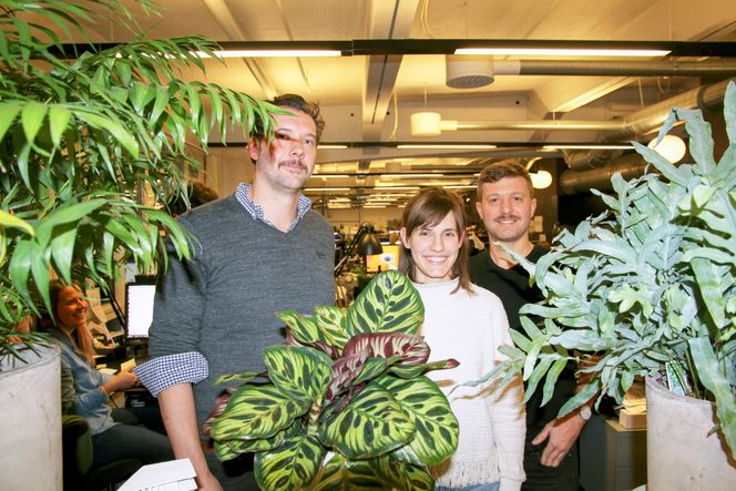 Stolte arkitekter: Dark Arkitekter fikk nylig to priser i den internasjonale The Architecture MasterPrize for sitt prosjekt for bærekraftig urbanisering. Fra venstre: Daglig leder Arne Reisegg Myklestad og arkitektene Ragnhild Pedersen Foss og Nicholas Rudolph. Foto:  Tormod Haugstad