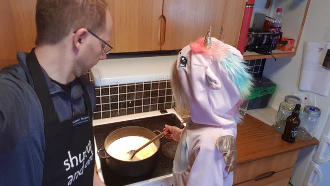 Det er mye røring når man lager fudge. Mens kjøkkenhjelper Eldrid liker fudgen som den er, liker pappa Bjørn å blande inn nøtter, whiskey eller cognac i som et lite krydder. NB! Ekstra ingredienser må blandes inn etter at blandingen er ferdig rørt. Foto:  Bjørn H. Samset