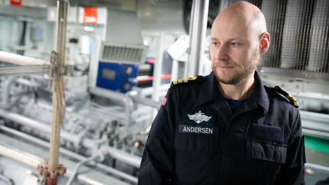 TILTAK: Maskinsjef Asbjørn Andersen forteller at det eneste fysiske tiltaket som er gjort etter Helge Ingstad-ulykken er at de resterende Nansen-fregattene har fått satt inn en oppblåsbar belg i akslingene, for å tette det Havarikommisjonen mener er en konstruksjonsfeil. Belgen er av typen som gjerne brukes av vann- og avløpsetaten i kommunene for å blokkere rør. Hvor disse er montert er skjermet fra offentligheten, ifølge maskinsjefen. I tillegg har Forsvarsmateriell (FMA) klargjort mer havarimateriell ved fregattene for å sperre for vannpassasjer. Foto: Eirik Helland Urke