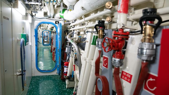 Havaridekket på Nansen-fregattene er det siste dekket hvor du kan komme deg gjennom nær sagt hele skipet uten å møte på vanntette skott. Her er det også montert brannslukkingsutsyr. Det var under dette dekket at vannet fosset inn etter kollisjonen og førte til at «Helge Ingstad» sank. Foto: Eirik Helland Urke