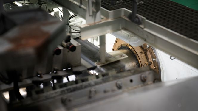 En liten del av propellakslingen på «Otto Sverdrup». Under Helge Ingstad-krasjen fikk fregatten en stor flenge i siden. Vann strømmet inn i rommet med generatorene som lager strøm til fartøyet (se bildet under). Her skulle det stoppet, men i stedet fosset vannet gjennom en hul propellaksling lik den på bildet over, og inn i gir-rommet. Herfra trengte vannet seg videre til aktre og forre maskinrom. Det spanske verftet Navantia som leverte skipet nekter for konstruksjonsfeil. Foto: Eirik Helland Urke