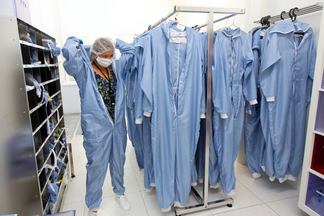 Alle forsøkene kjøres på Mikro- og nanoteknologilaboratoriet, et hypermoderne laboratorium, eid av UiO og Sintef i fellesskap. For å unngå at eksperimentene blir ødelagt av flass og støv, må forskerne ta på seg støvhindrende drakter. Foto:  Yngve Vogt