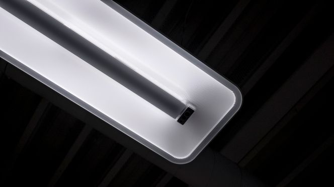 Takbelysning er godt egnet til å plassere sensorer som overvåker sikkerhet og miljø, og som kan spare energi. LED-lys bruker så lite strøm at den kan leveres via Cat6 Ethernet. Foto:  Rasmus Degnbol