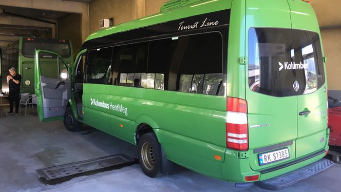 FLEKSIBEL: Denne minibussen kjører rundt i Sauda uten fast rute. Dagens ruter legges opp i sanntid etter passasjerenes bestillinger. Foto: KRISTOFFER VIK HANSEN/SPARE LABS