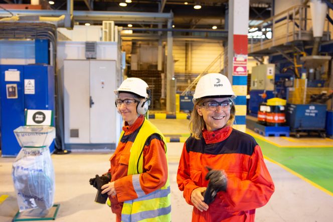 Motiverende: – Vi må møte de unge på deres arena. Bruk av spillteknologi kan virke motiverende, sier Ingrid Heradstveit Guddal som er fabrikksjef ved Hydros metallverk på Karmøy. Til venstre ser vi Amanda Bowles, enhetsleder i pressboltstøperiet. Foto:  Marius Motrøen, Hydro