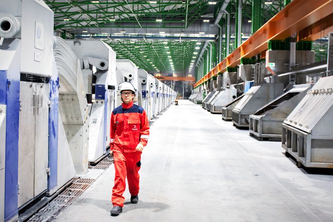 Arbeidsmiljø: De unge nye operatørene i aluminiumsindustrien er tilbys et langt renere, lysere og sunnere fysisk arbeidsmiljø enn tidligere. Bildet av operatør Morten Snyen Stangeland er tatt i Hydros pilotanlegg på Karmøy. Foto:  Marius Motrøen, Hydro